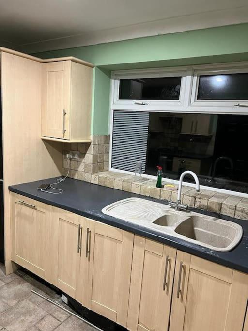 Cheerful 3 Bed House With Free Parking. Villa Nottingham Luaran gambar