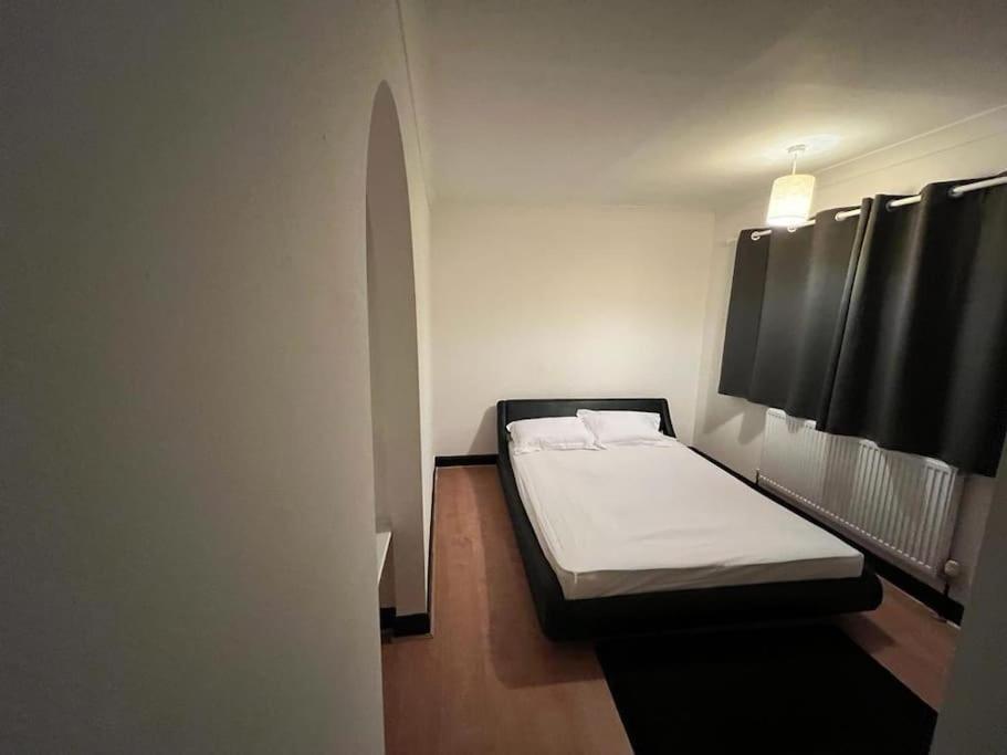 Cheerful 3 Bed House With Free Parking. Villa Nottingham Luaran gambar